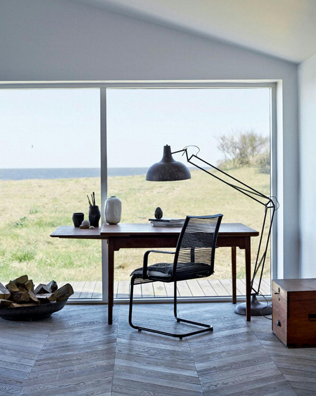 hjemmekontor ved vindue