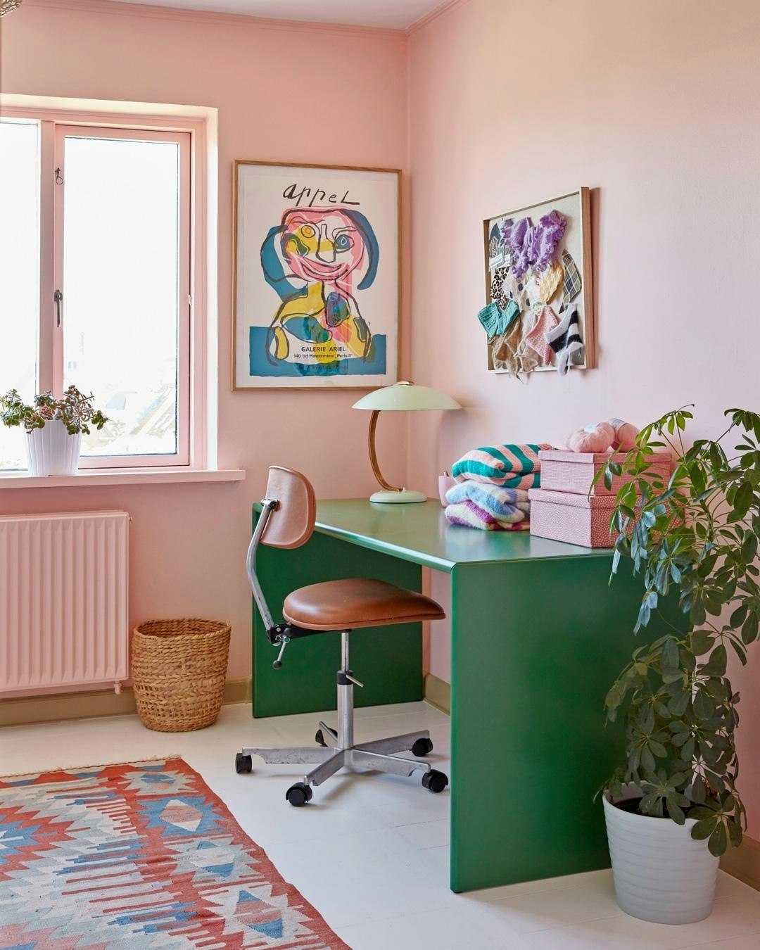 hjemmekontor_indretning_inspiration_praktisk_smukt_lille_kontor_groentbord
