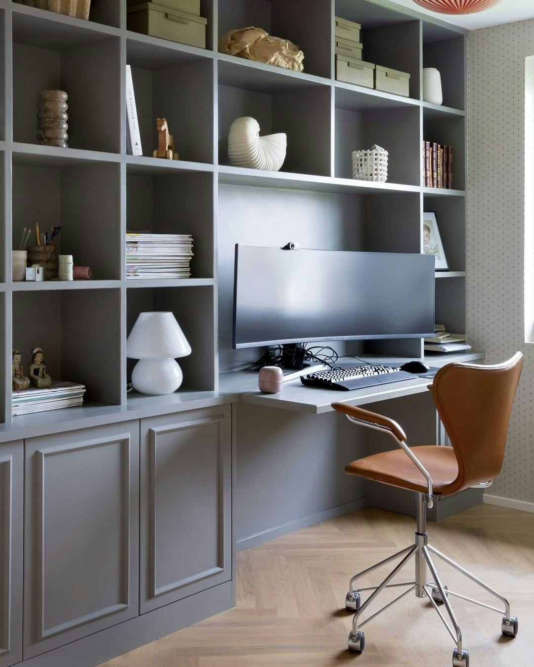 hjemmekontor_indretning_inspiration_praktisk_smukt_lille_kontor_indbygget