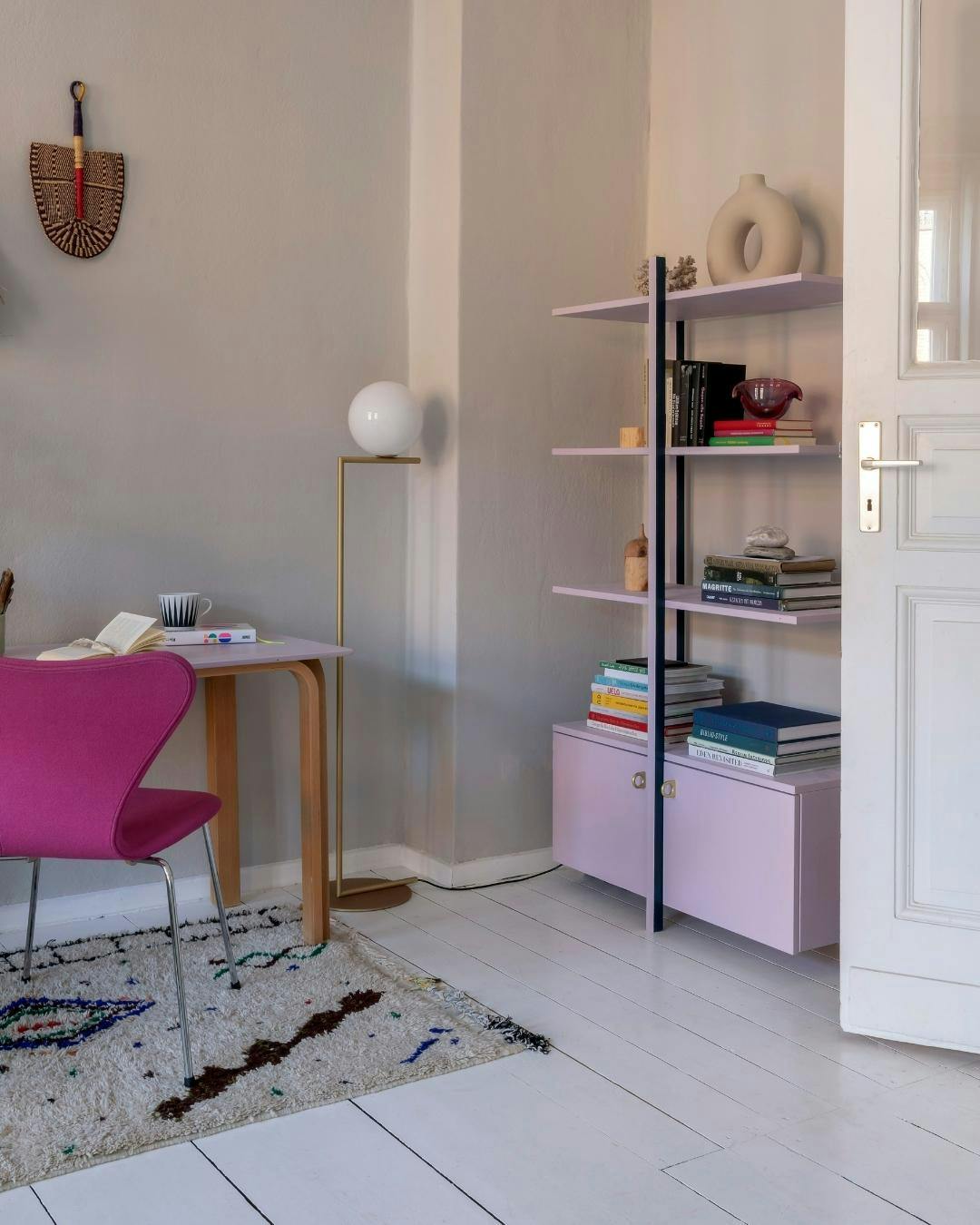 hjemmekontor_indretning_inspiration_praktisk_smukt_lille_kontor_pink