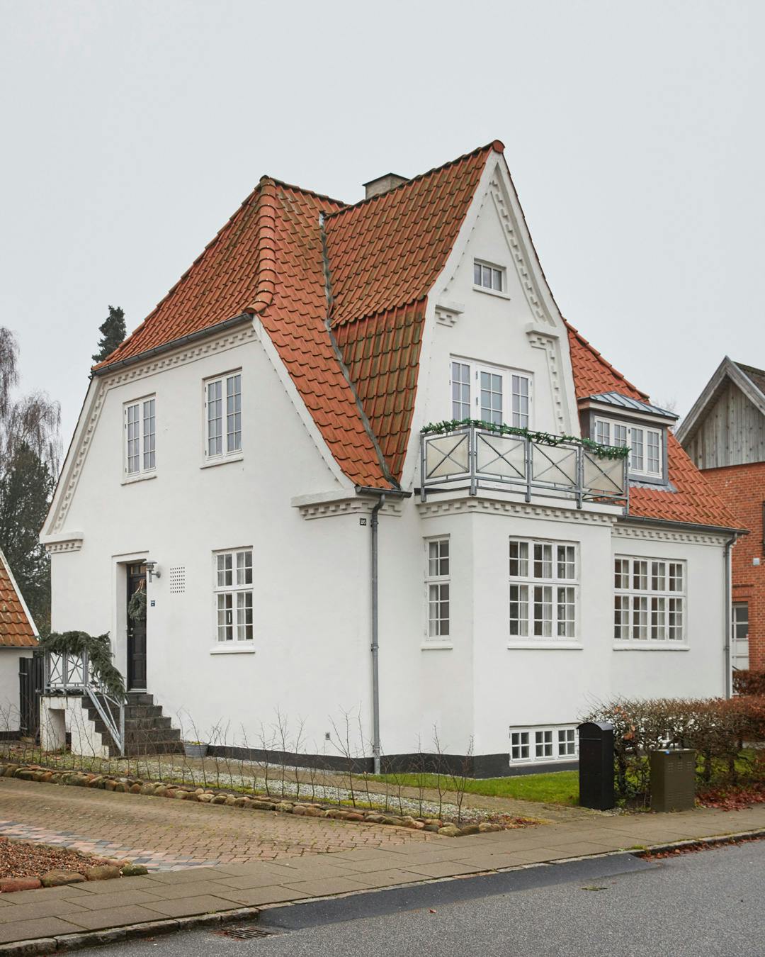 hvid-patriciervilla-med-roedt-tegltag