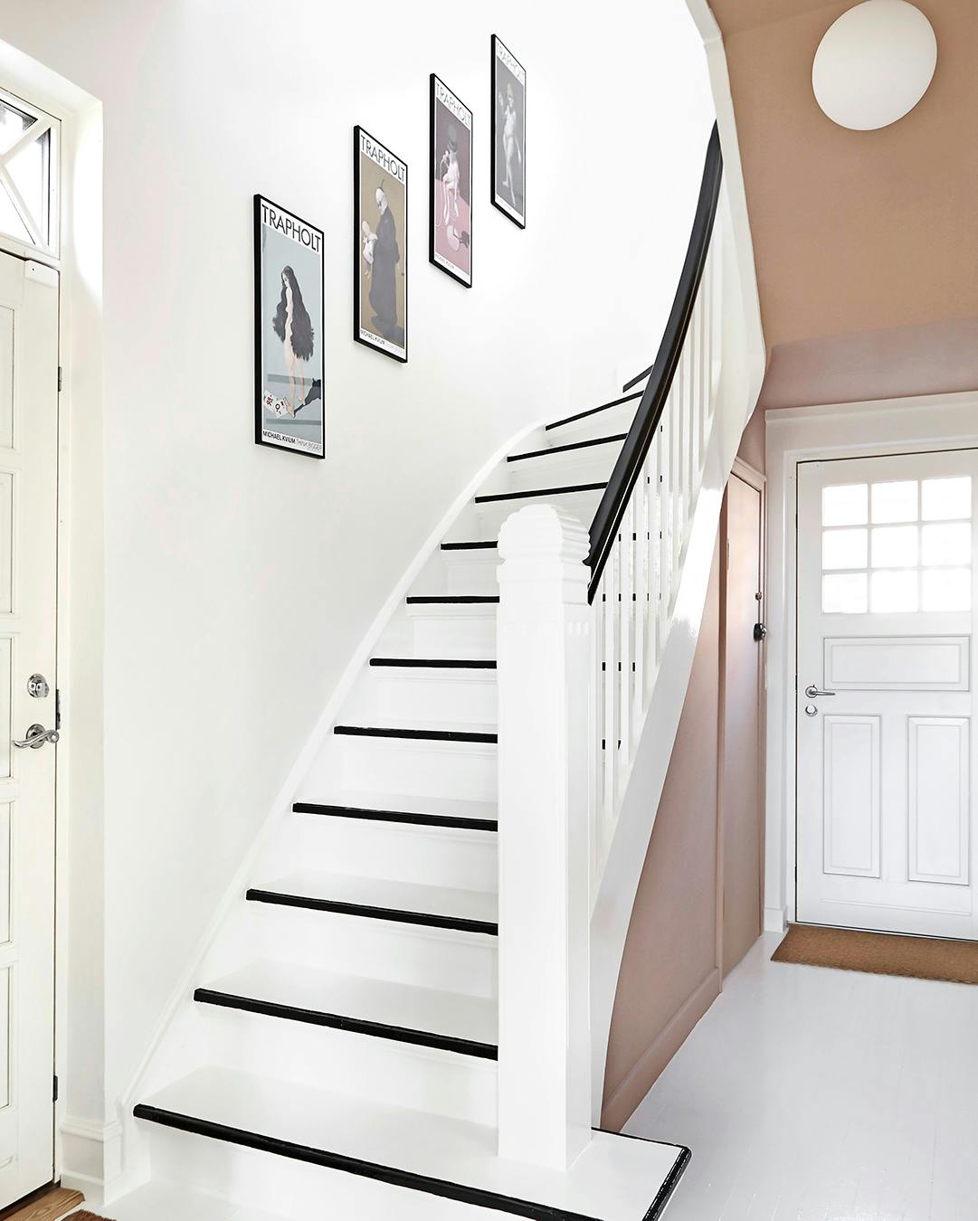 Hvid trappe i villaen