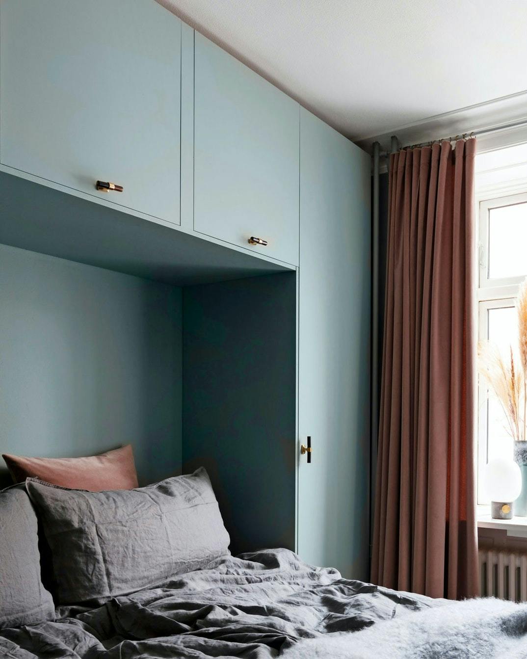 Indbygget skab rundt om seng