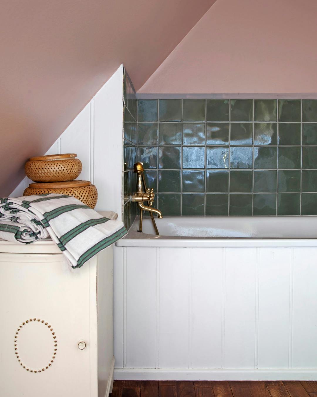 indbygget_badekar_inspiration_messing_armatur_groenne_klinker