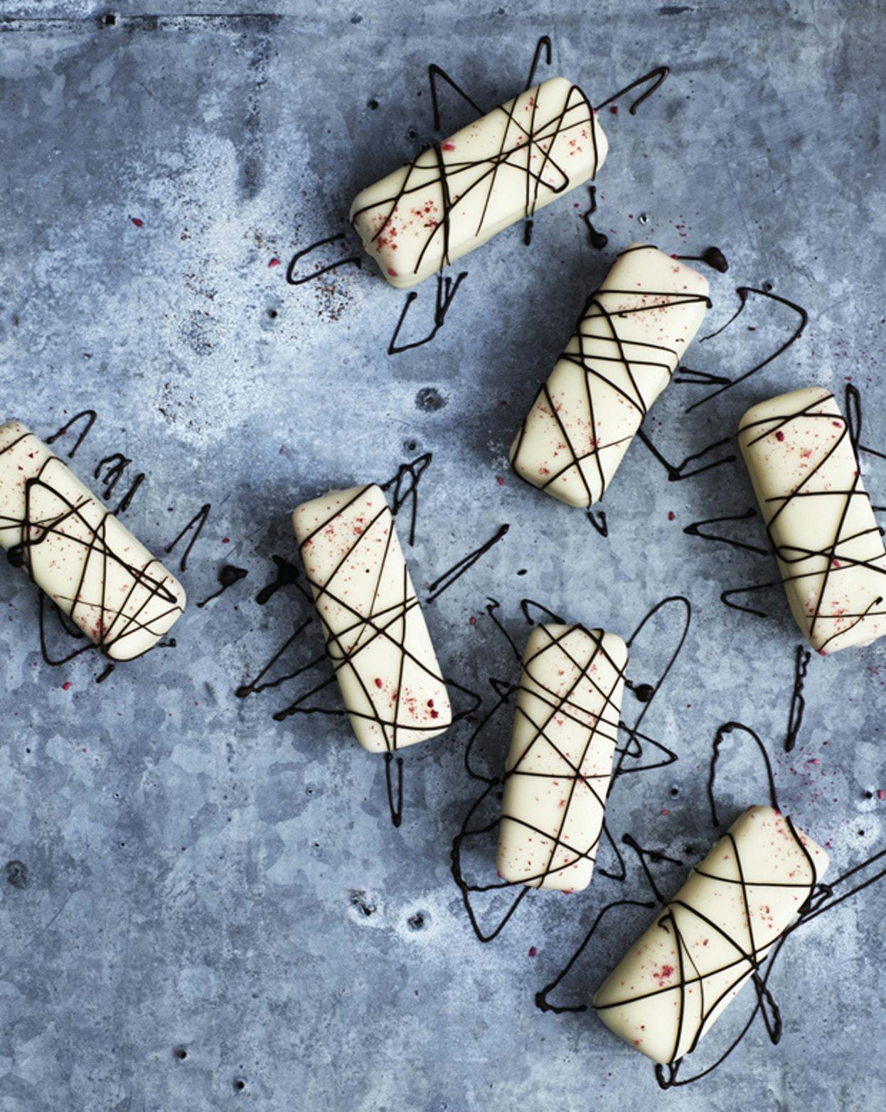 Isbarer med hindbær, passionsfrugt og chokolade