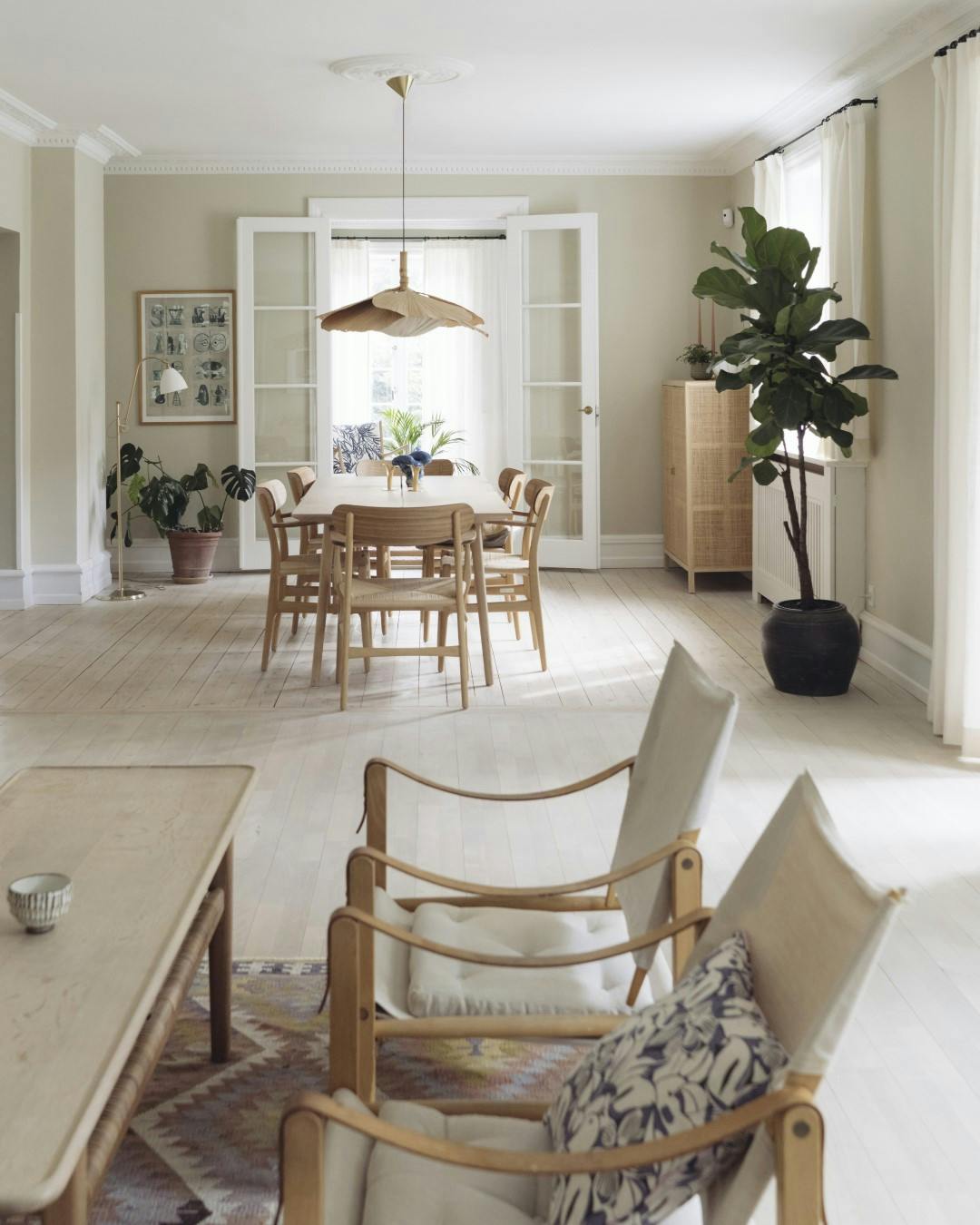 Har du flere funktioner i samme rum, kan du skabe sammenhæng ved at vælge møbler i samme træsort.