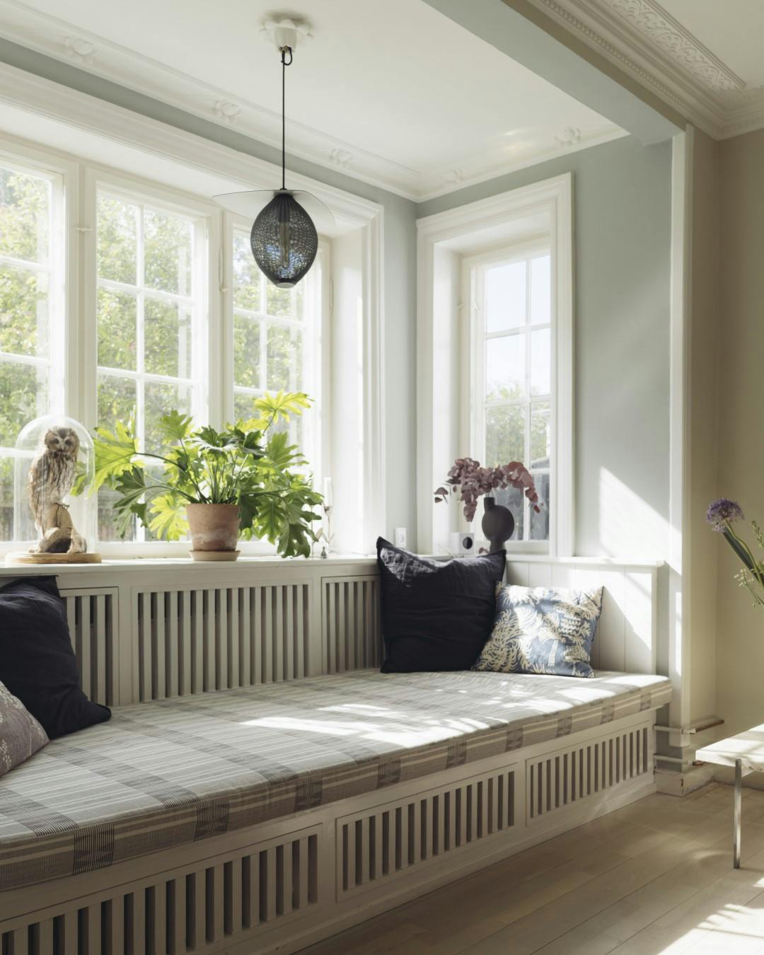 Udnyt husets arkitektur til at skabe små hyggelige kroge, som alkoven her.