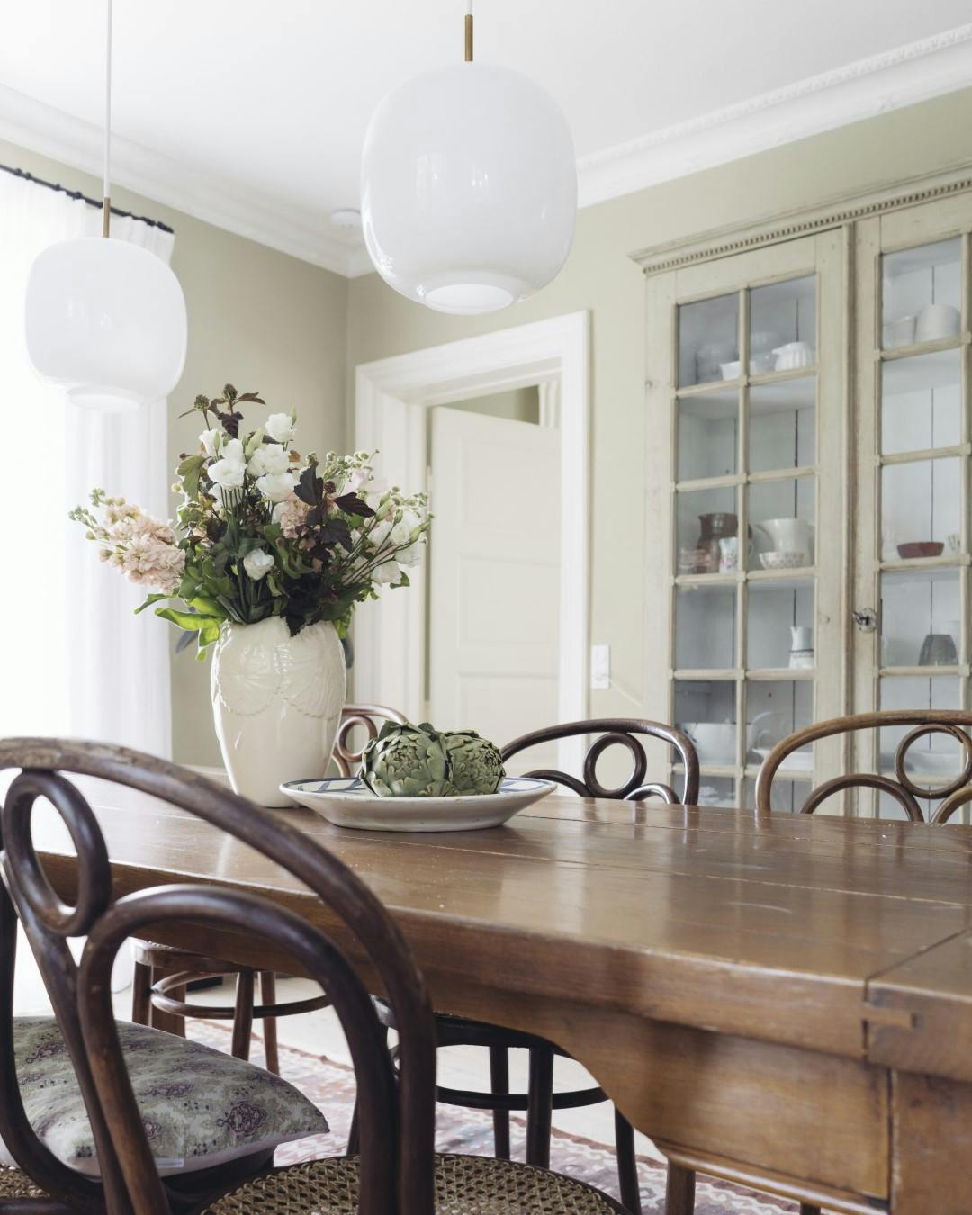 Spisepladsen i køkkenet er indrettet i fransk landstil, der matcher det oprindelige køkkens stil.