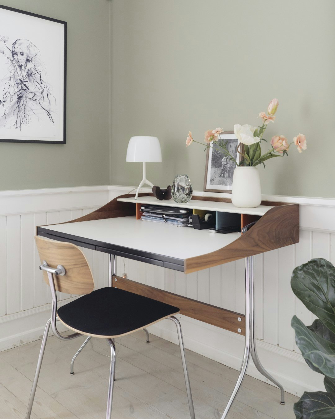 Arbejdsrummet har fået en rolig grøn vægfarve, der fremhæver de hvide paneler og bordets mørke træ.