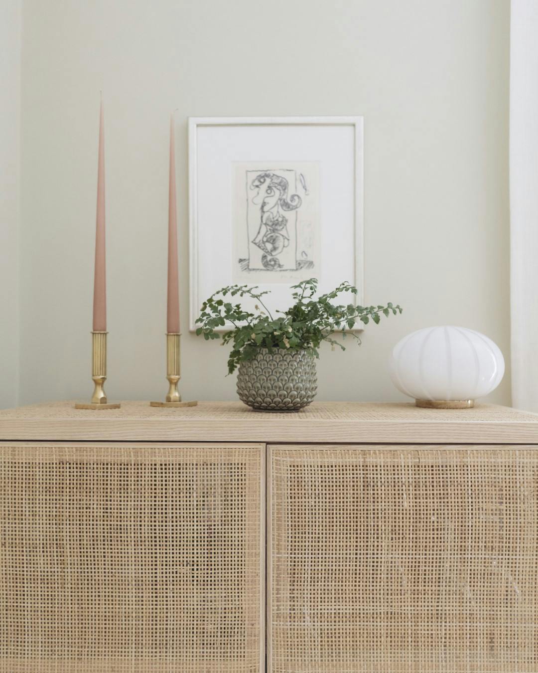 Har du indrettet dig med tone i tone, kan et spraglet gulvtæppe, en grøn plante eller et farvet lys være med til at bryde det ensartede udtryk.