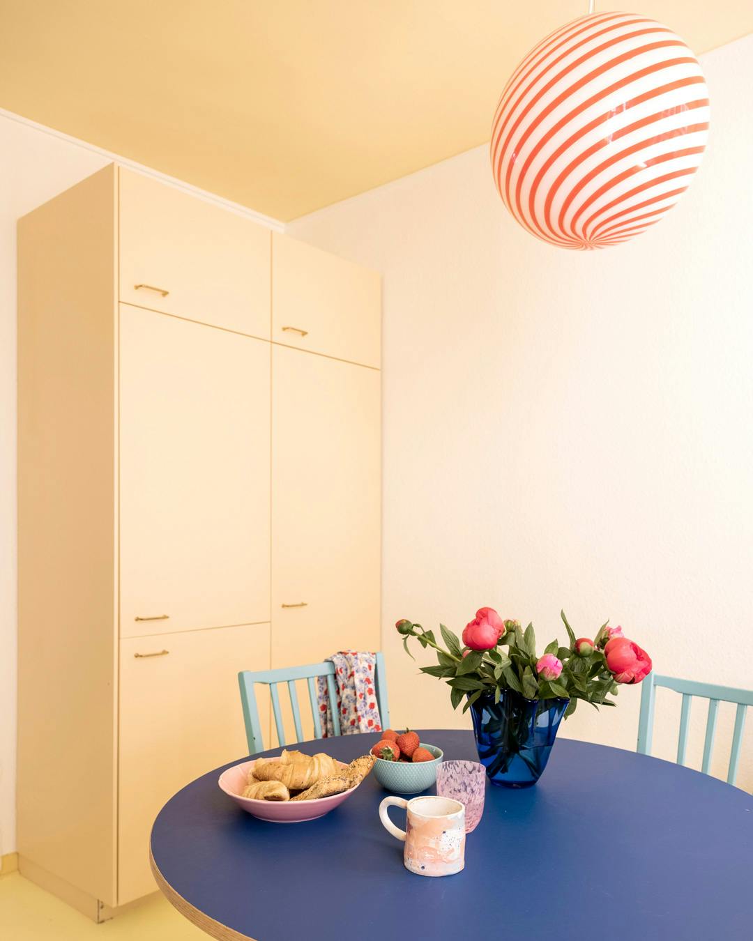 jasmin_gabay_spiseplads_blaat_spisebord_murano_pendel.j