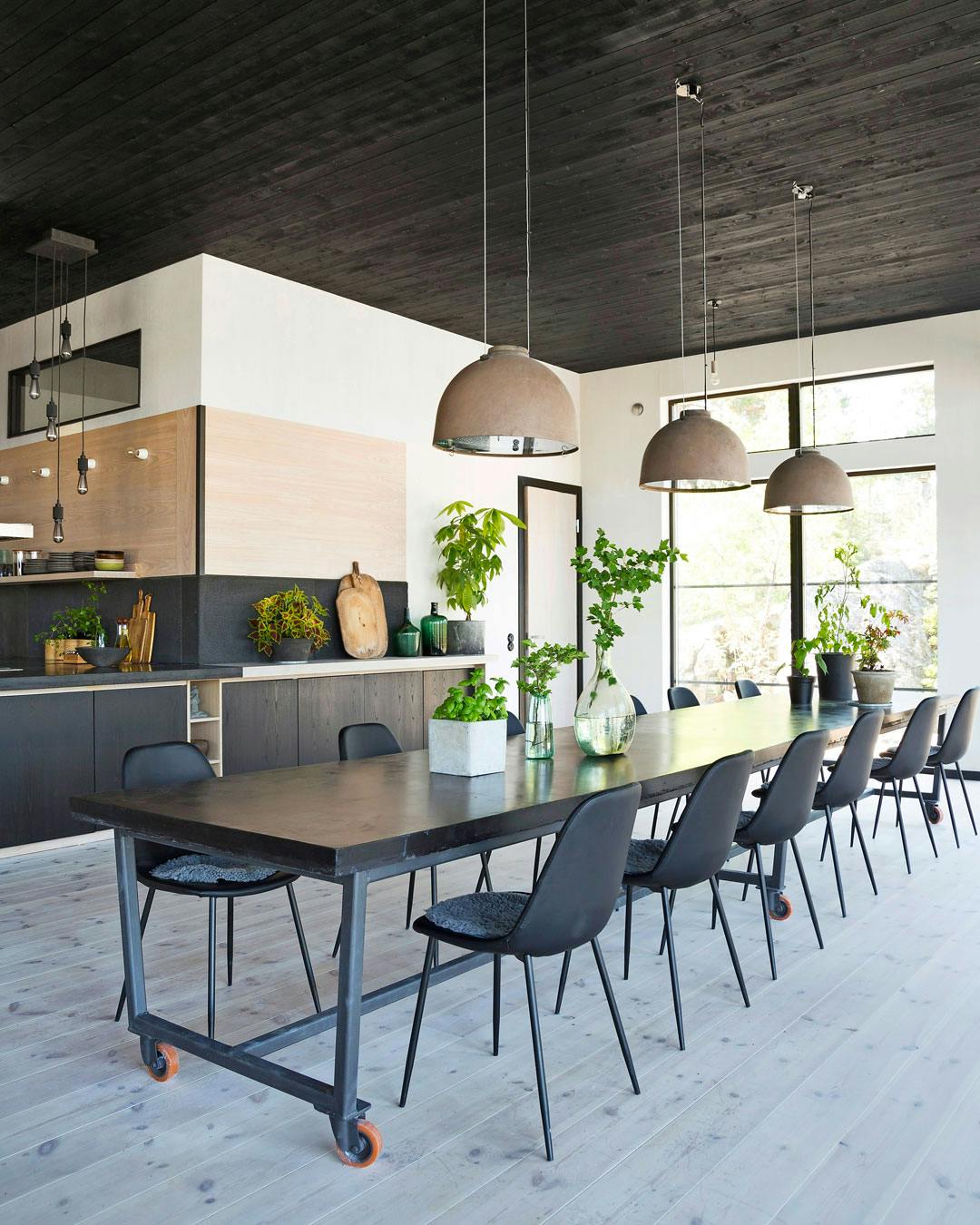 Langt sort spisebord