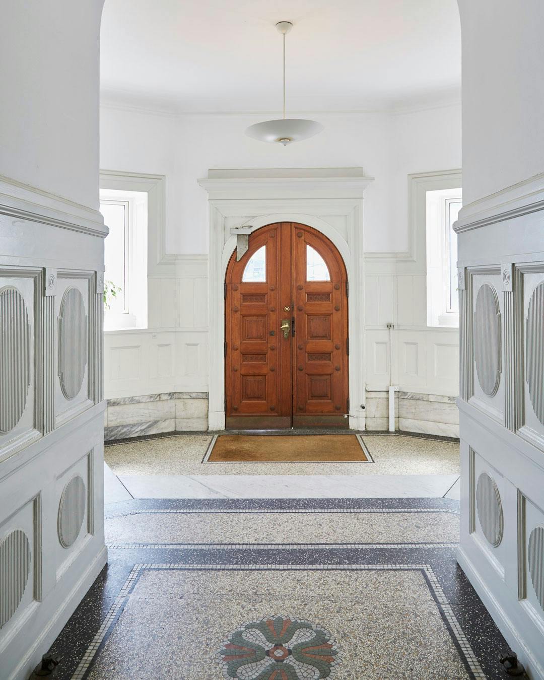 Trappeopgang med mosaikgulv