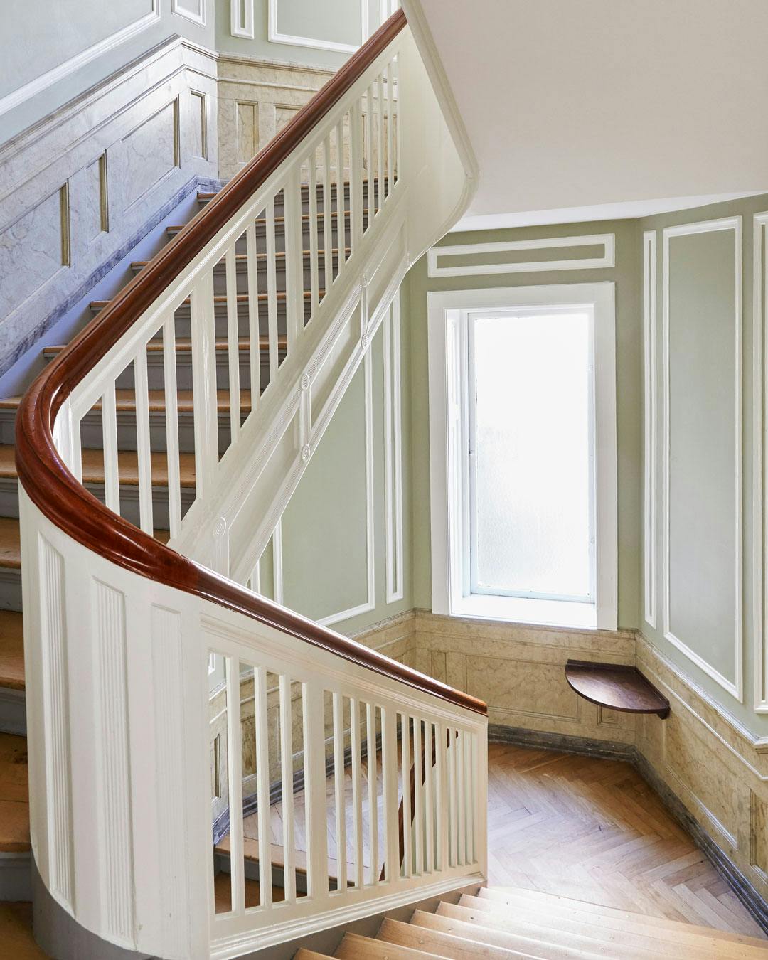 Trappeopgang med sildebensparket