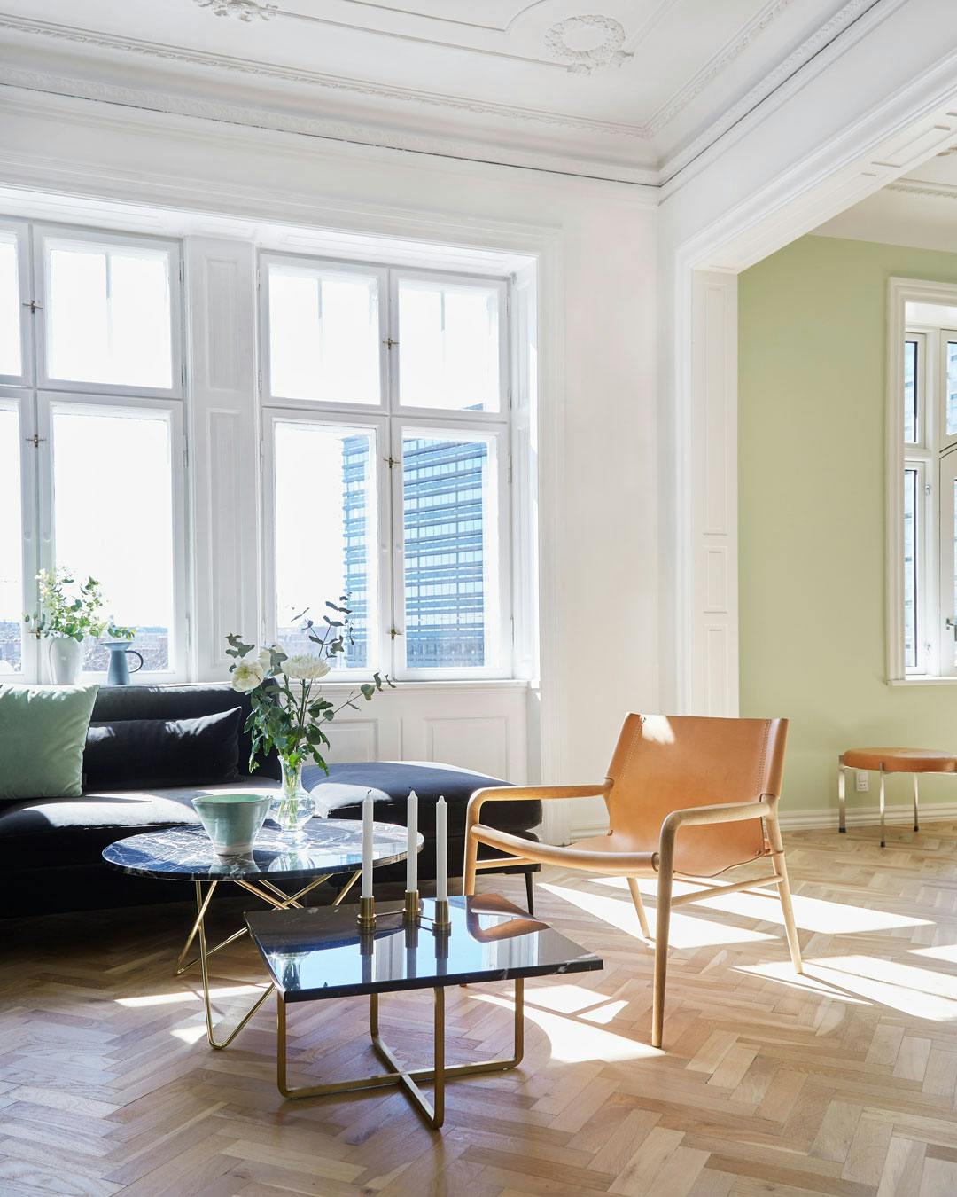 Stue med sildebensparket