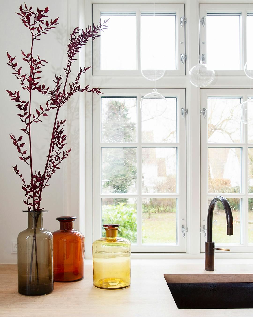 Julens farver i vaser