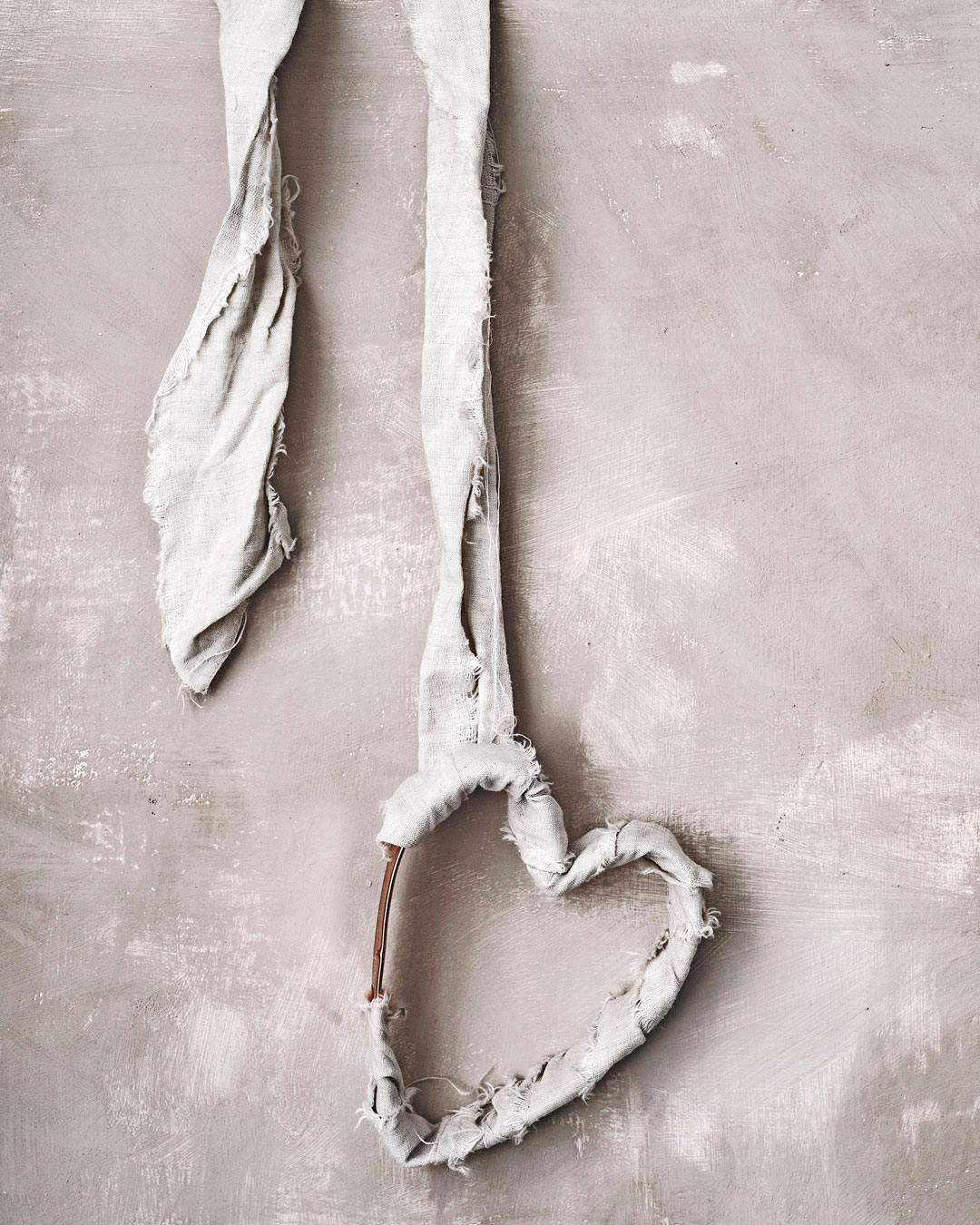 Et stykke gammelt stof kan bruges som genbrug til julepynt