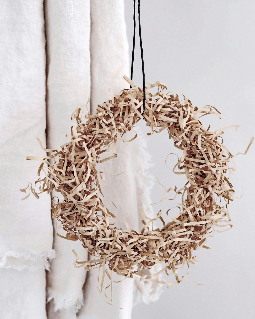 Pynt op til jul med en bæredygtig krans af papirstrimler