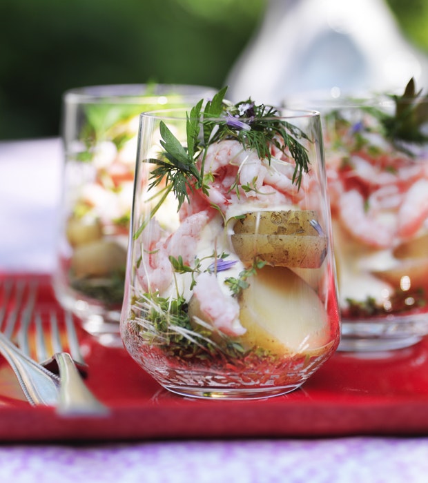 Kartoffelsalat i glas med rejer