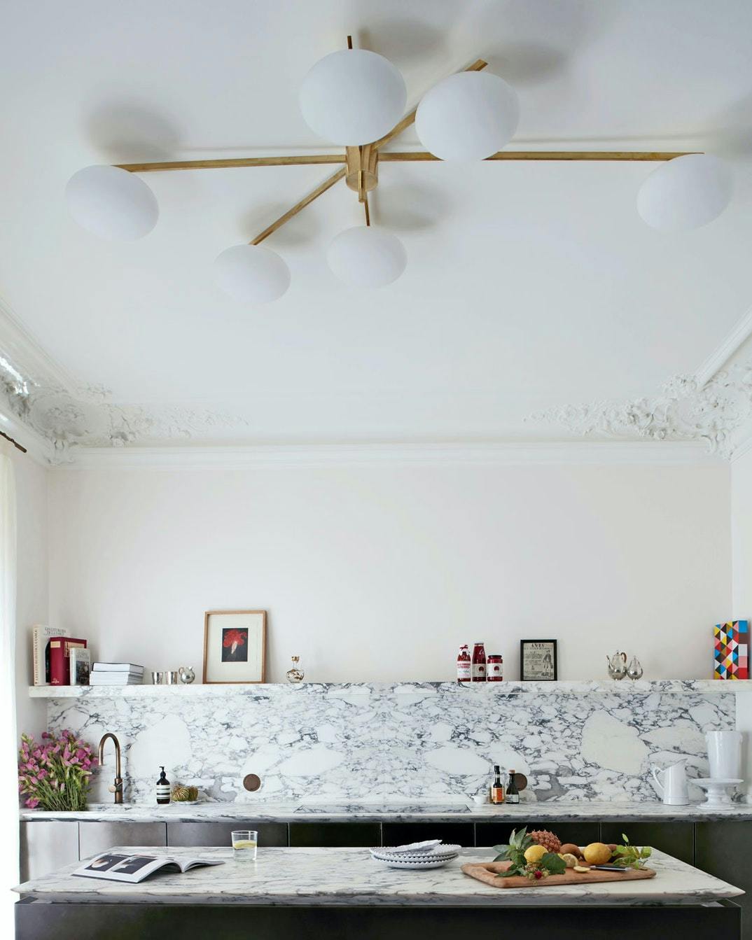 Køkken med stor marmorvæg