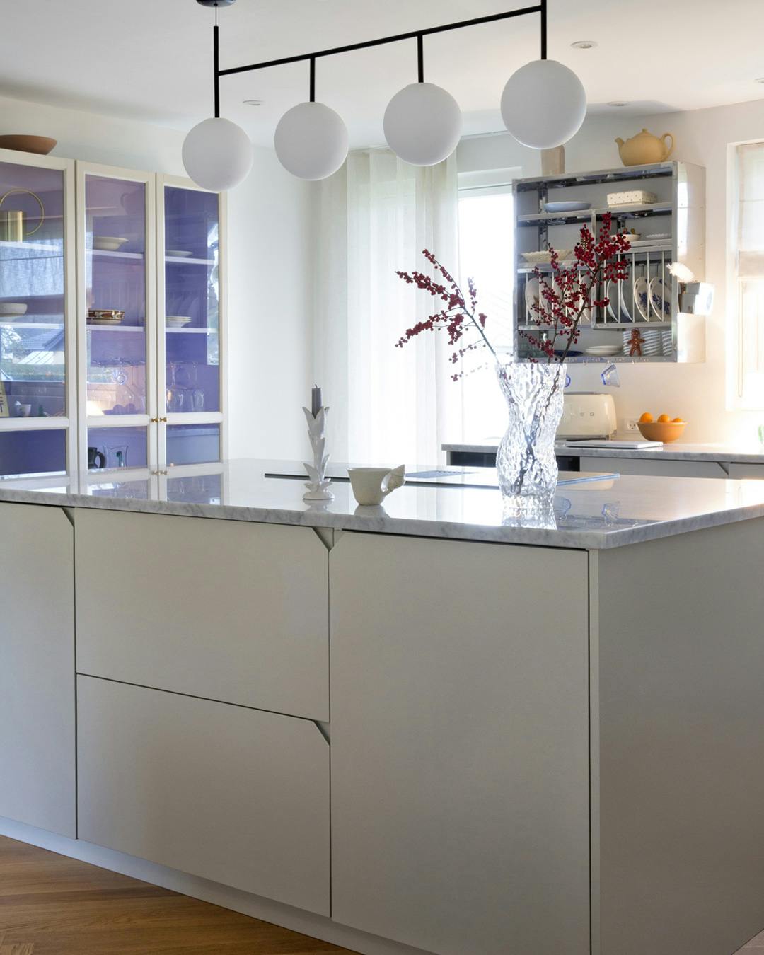 koekken-oe-vitrine-lavendel-lilla_lampe