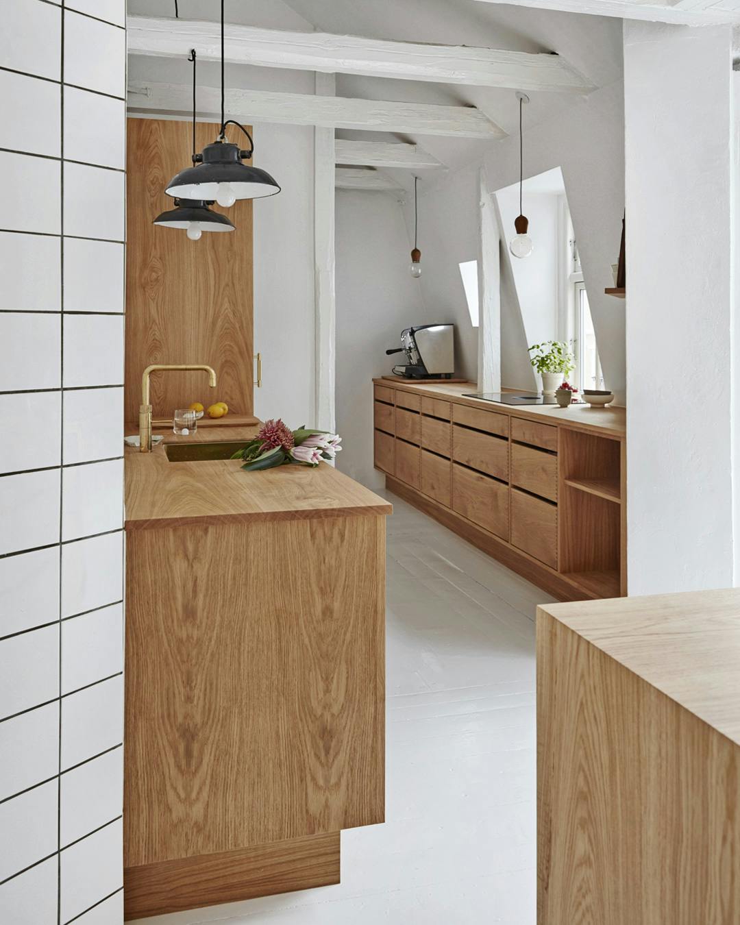 koekken_minimalistisk_egetraesfronter_elegant_snedker_koekkenoe