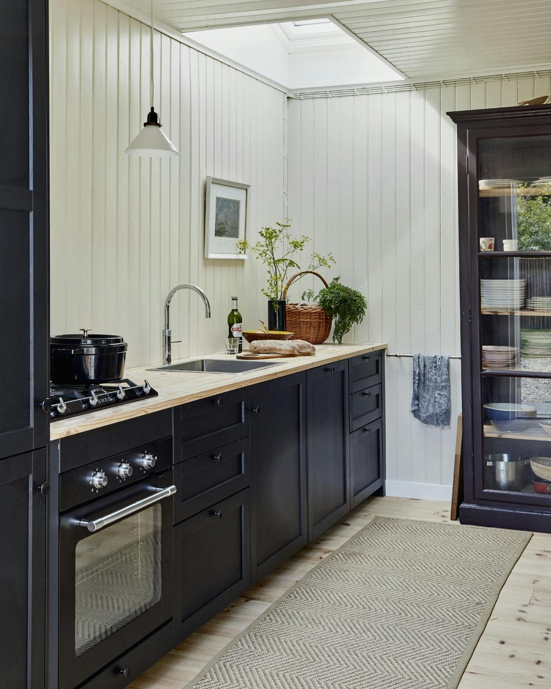 koekken_sommerhus_grethe_holst_sort_ikea