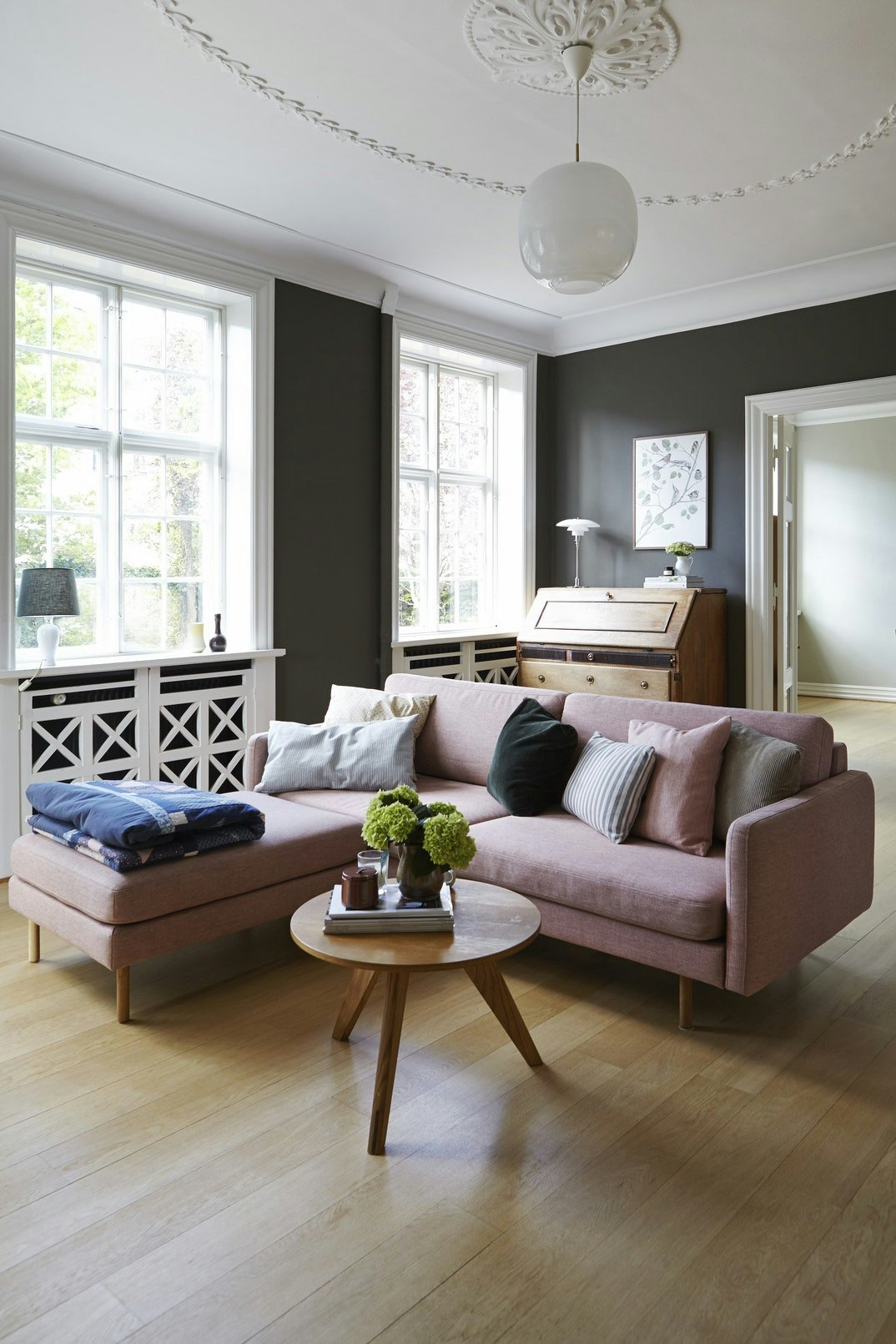 Stue med lyserød sofa