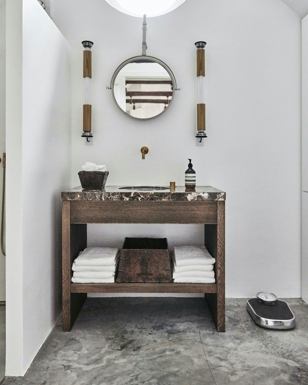 Badeværelsesmøbel med brun marmor