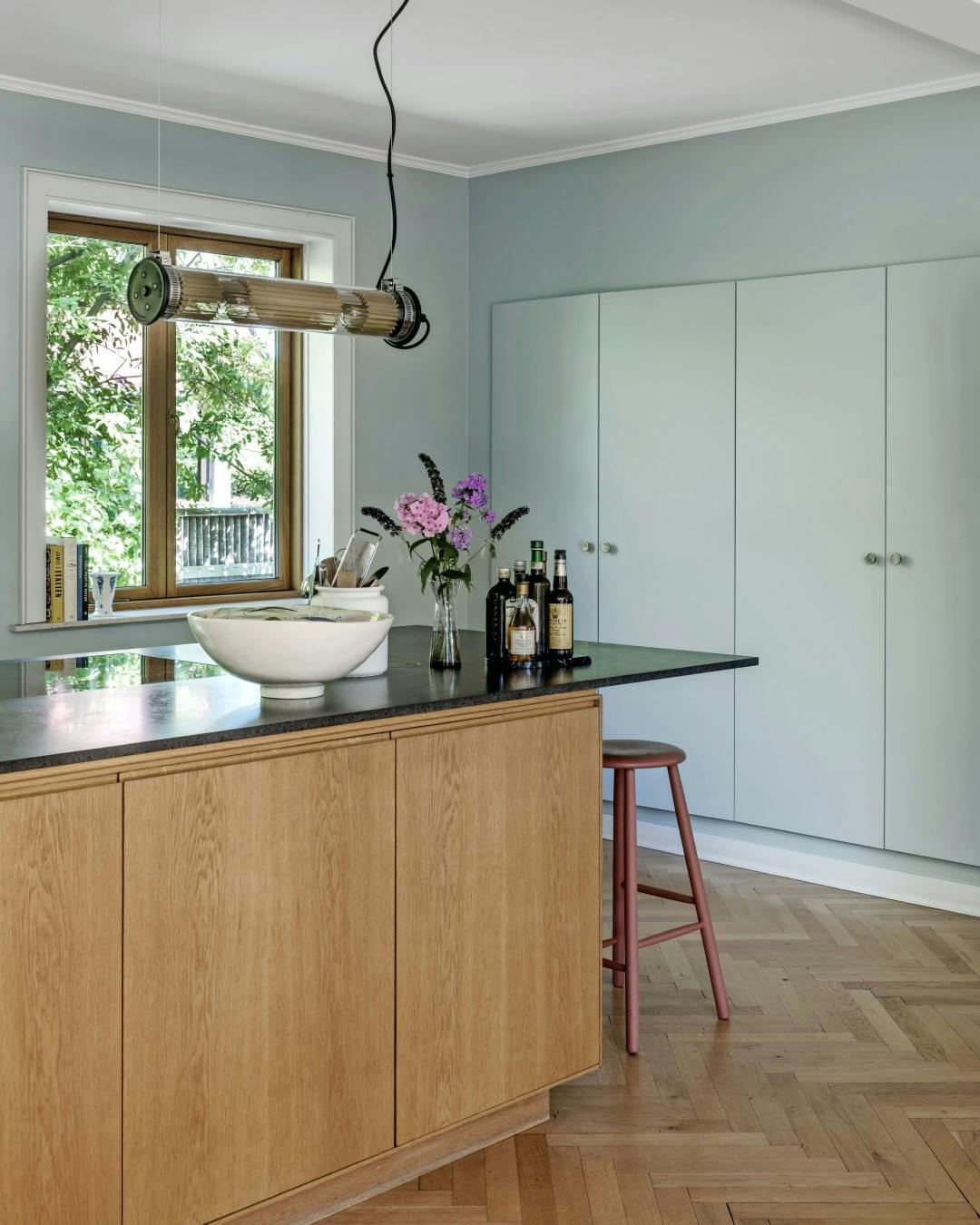 Undgå, at udtrykket bliver for ferskt ved f.eks. at vælge en køkkenbordplade i mørk sten, der kan bryde med de mange flader i træ.