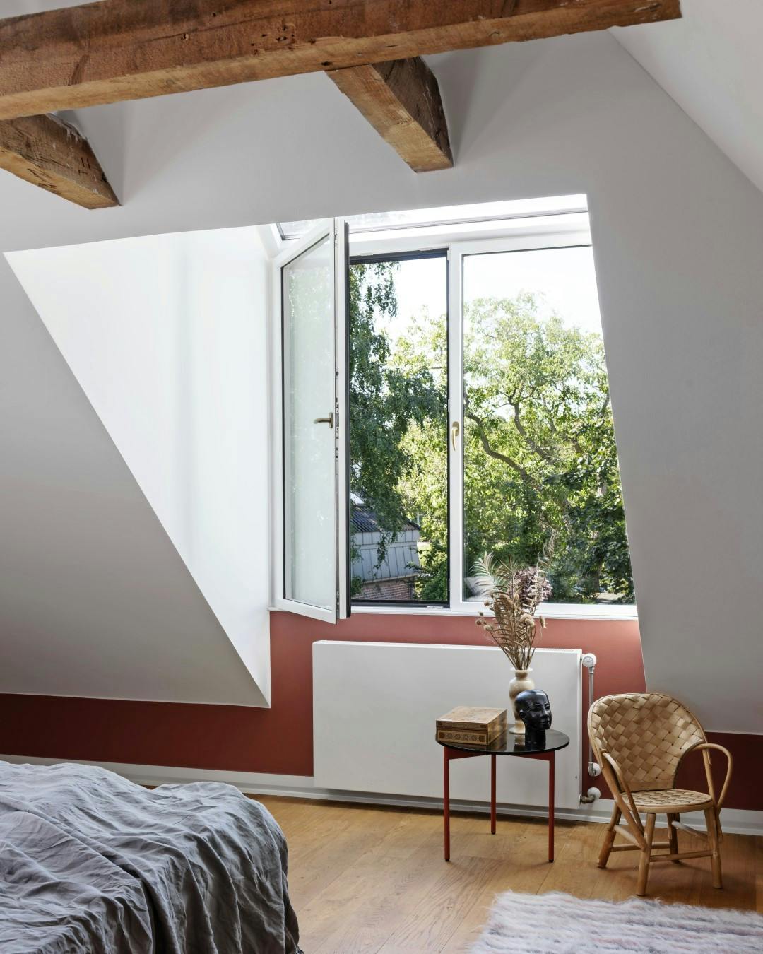 Tilføj en karnap eller et skråvindue for at lysne rummene.