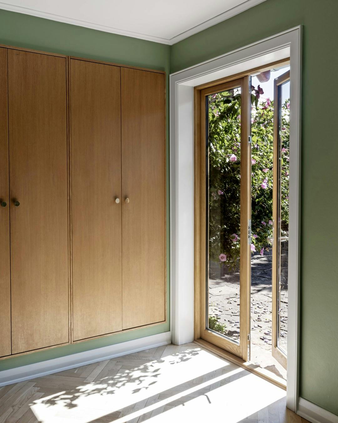 Indbyggede skabe er en nem måde at spare gulvplads.