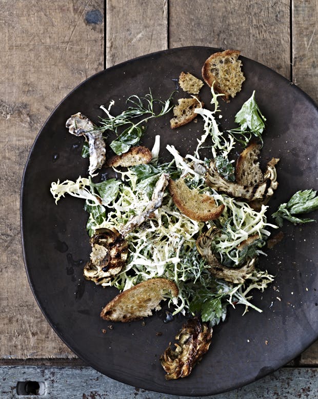 Opskrift på salat med grillet artiskok og ansjosdressing