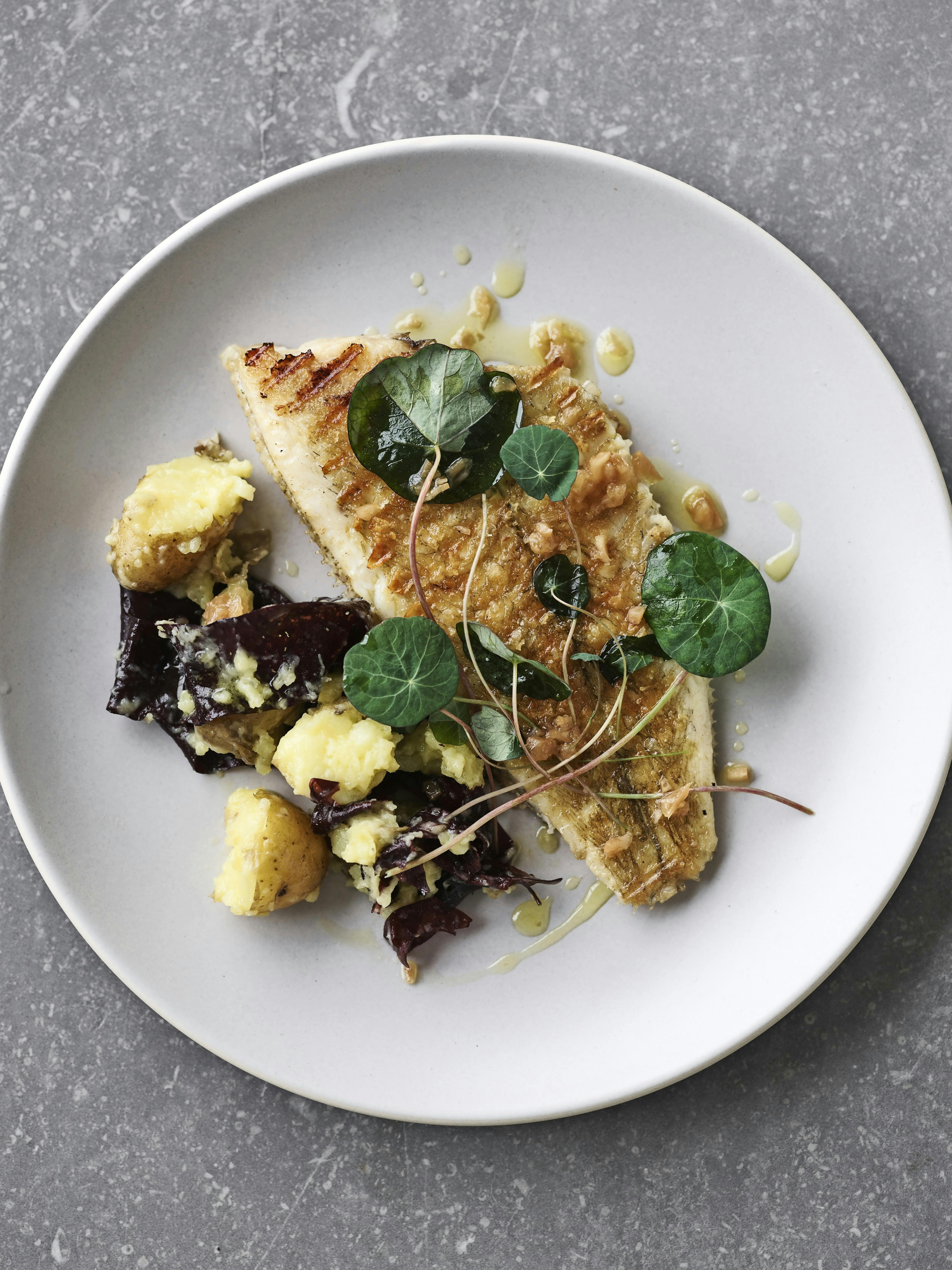 Grillet rødspætte med kartofler, tang og smør