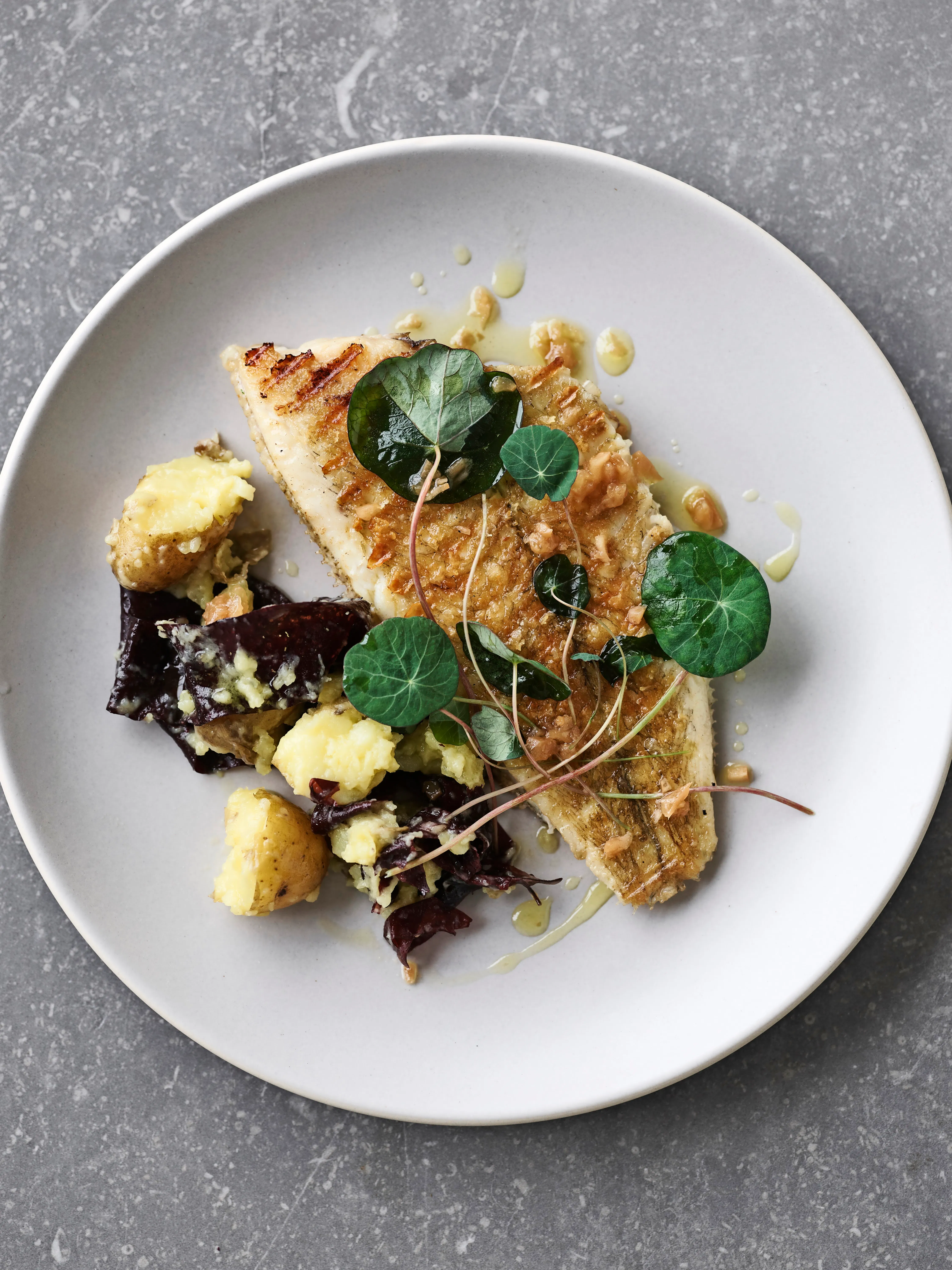 Grillet rødspætte med kartofler, tang og smør | ISABELLAS