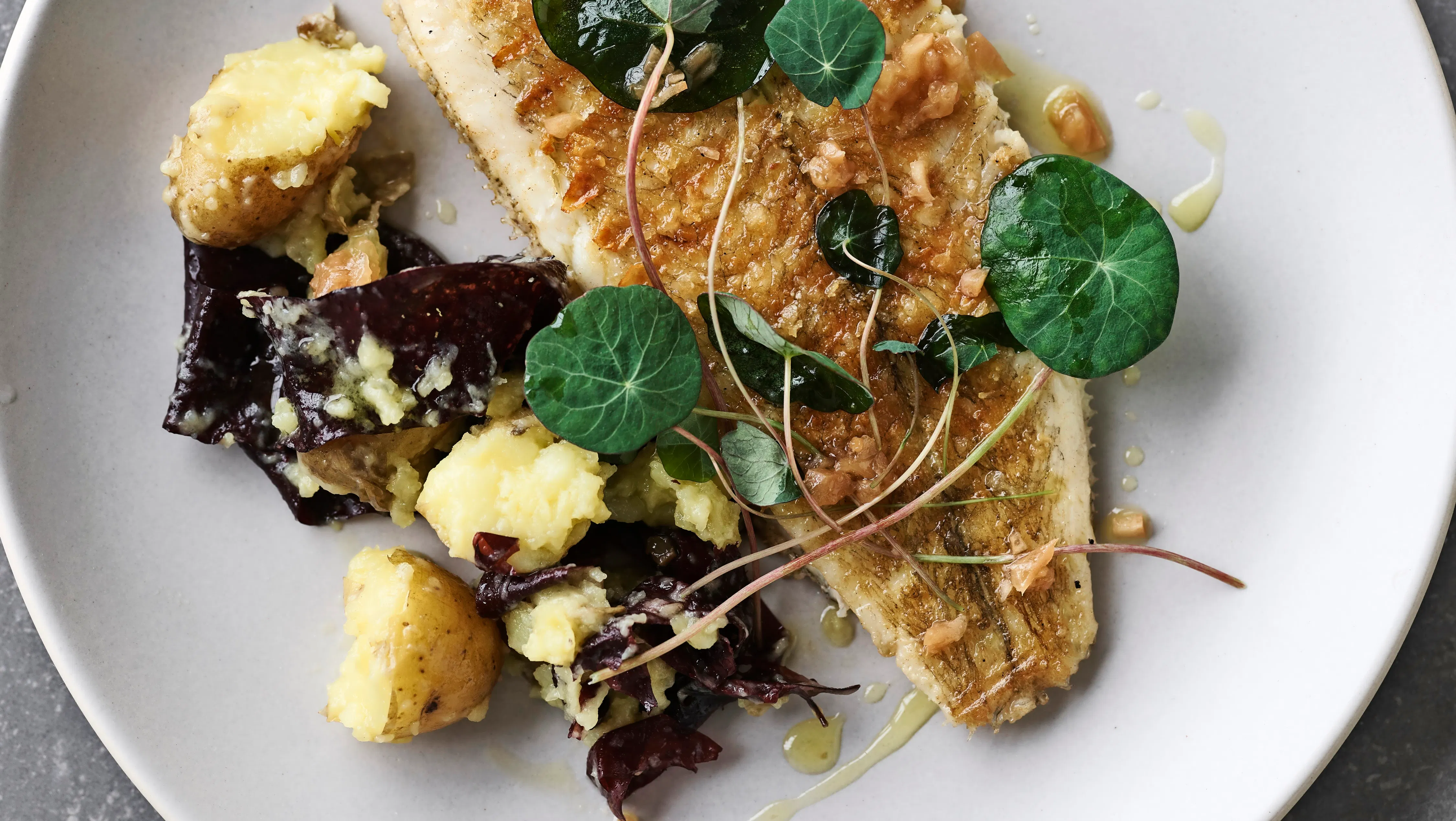 Grillet rødspætte med kartofler, tang og smør | ISABELLAS