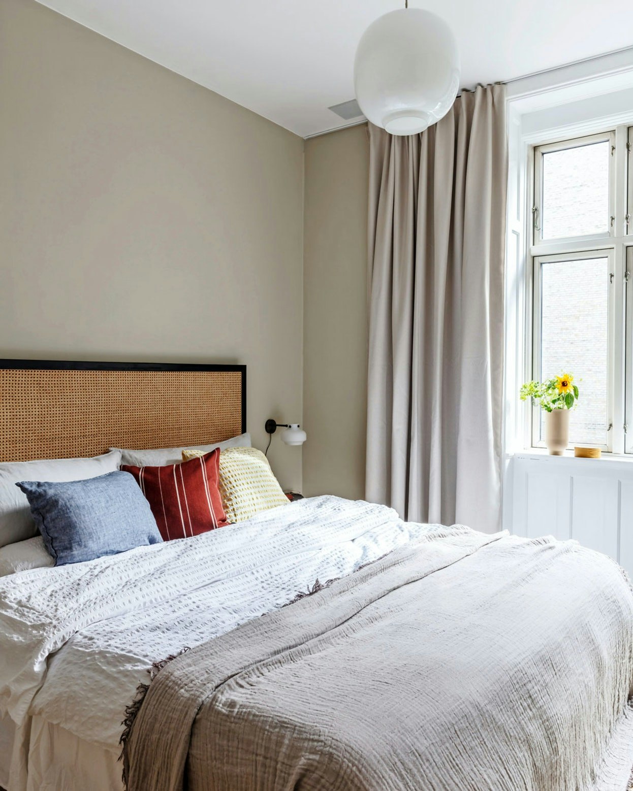 Sådan vælger du det perfekte sengetæppe: her med hør og bæk og bølge. 