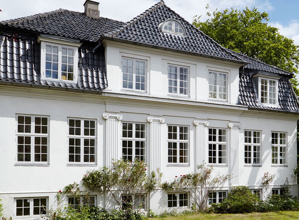 https://imgix.isabellas.dk/madogbolig/media/article/boligreportage_laegehus_villa.png