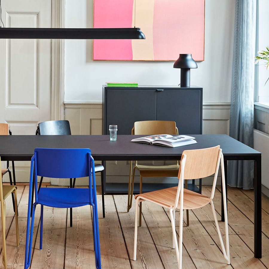 Bord og blandede stole fra HAY