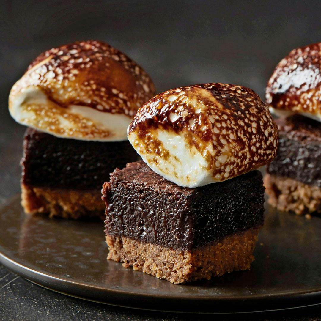 Minibrownie med kiksebund og brændt skumfidus