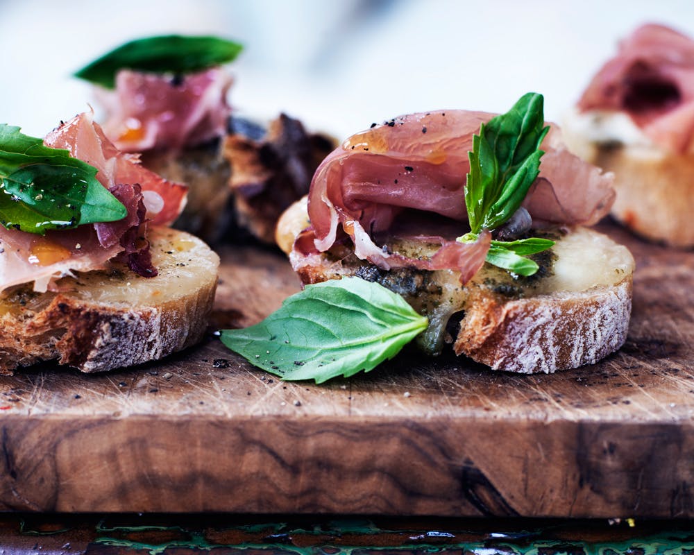 Bruschetta med pesto og parmaskinke