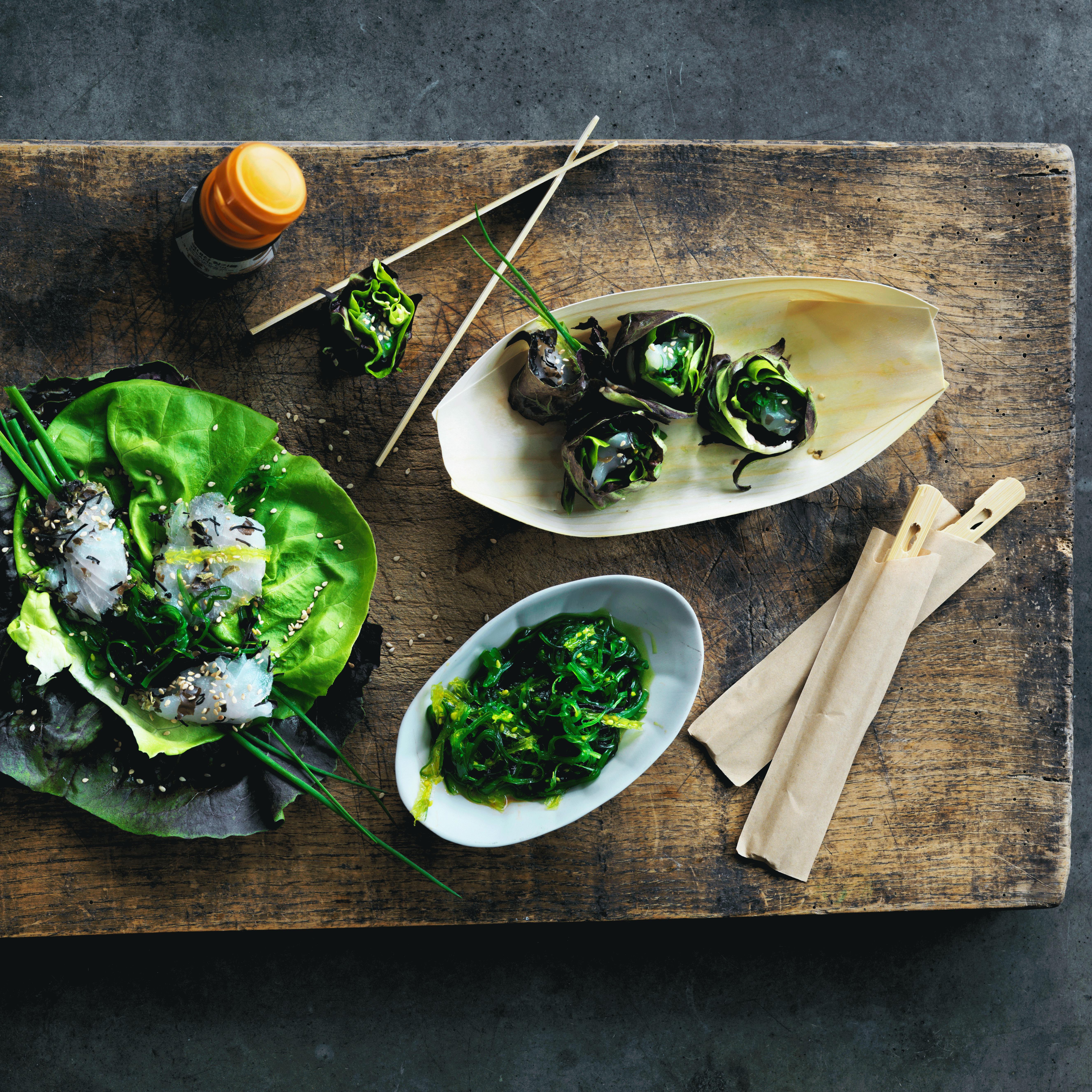 Torsk marineret i tang i salatrulle