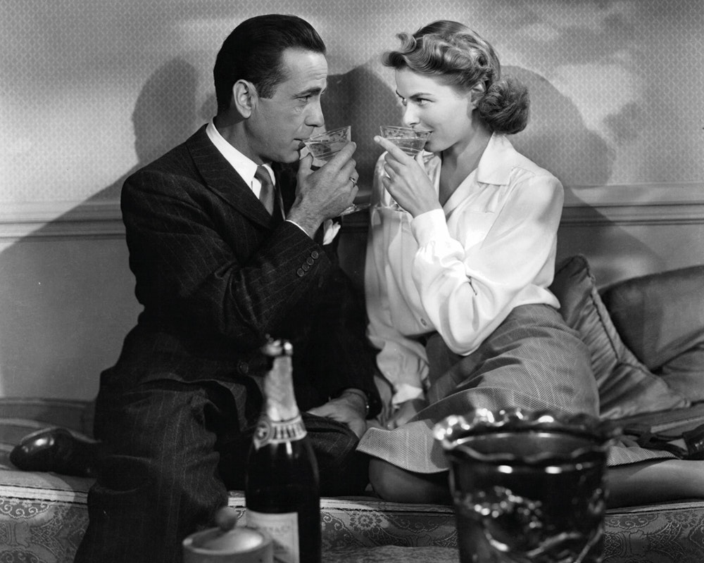 Champagne! Here?s looking at you, kid ... Bogart og Bergman kigger dybt i champagnen og hinandens øjne i klassikeren ?Casablanca?.