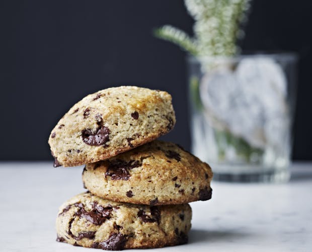 Svampede scones med chokolade