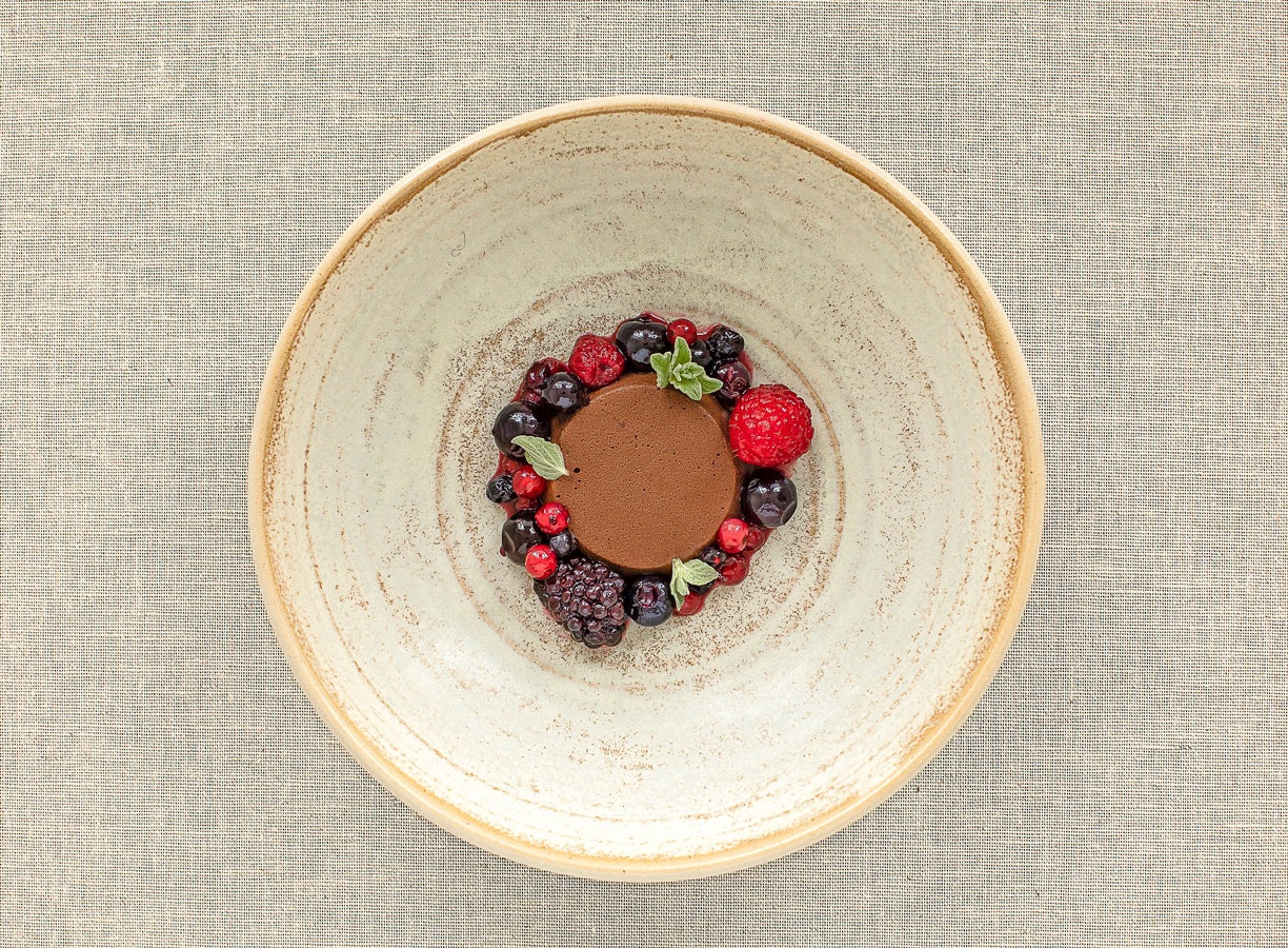 Mørk chokolademousse med merian og bær