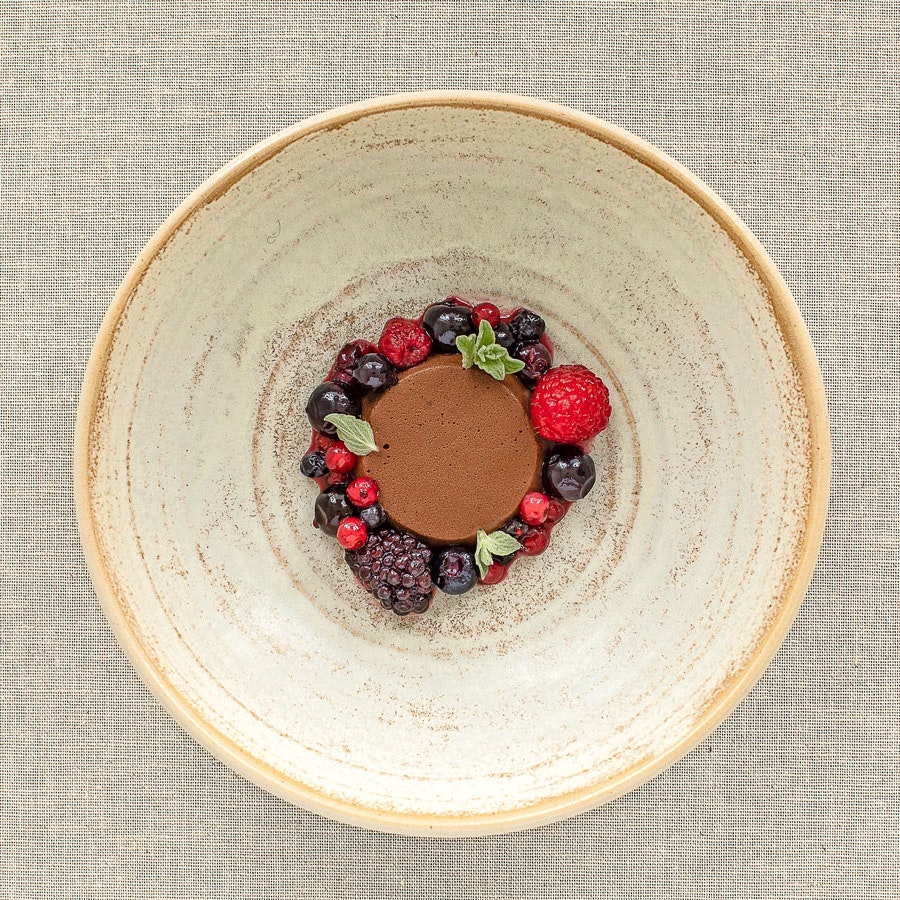 Mørk chokolademousse med merian og bær