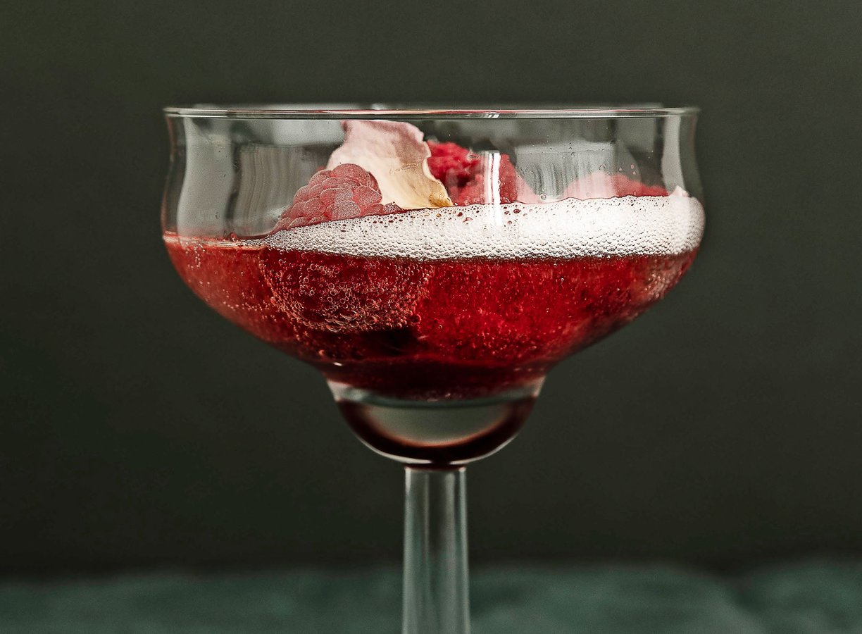 Opskrift på cocktail med hindbær-rosen-sorbet og champagne