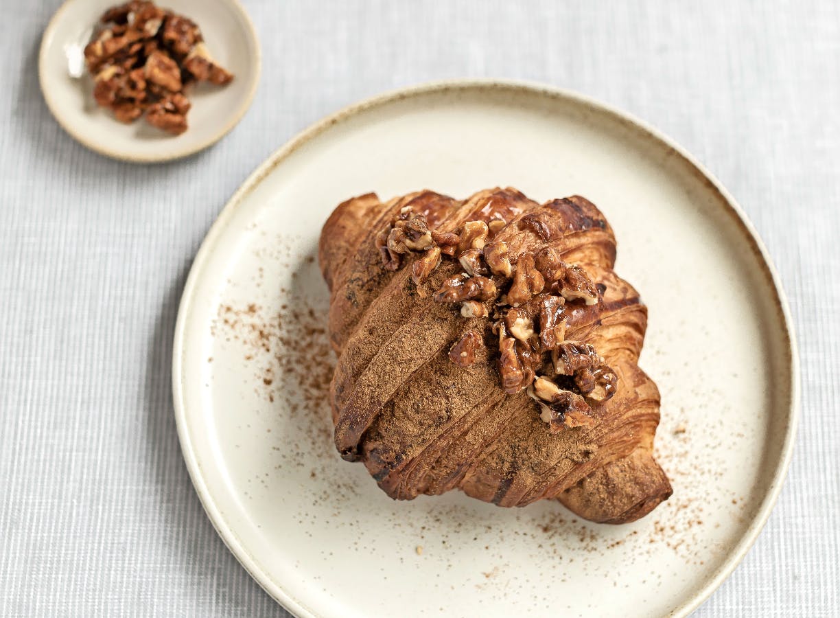 Hjemmelavede croissanter med æble-nøddefyld