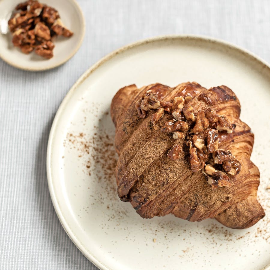 Hjemmelavede croissanter med æble-nøddefyld
