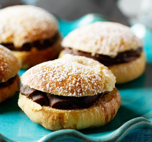 Fastelavnsboller med chokoladeskum